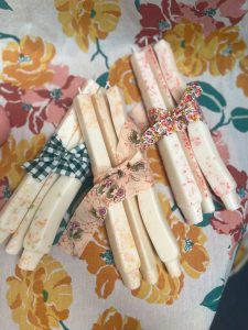 trio-de-chandelles-bougies-artisanales-moulees-et-fleuries